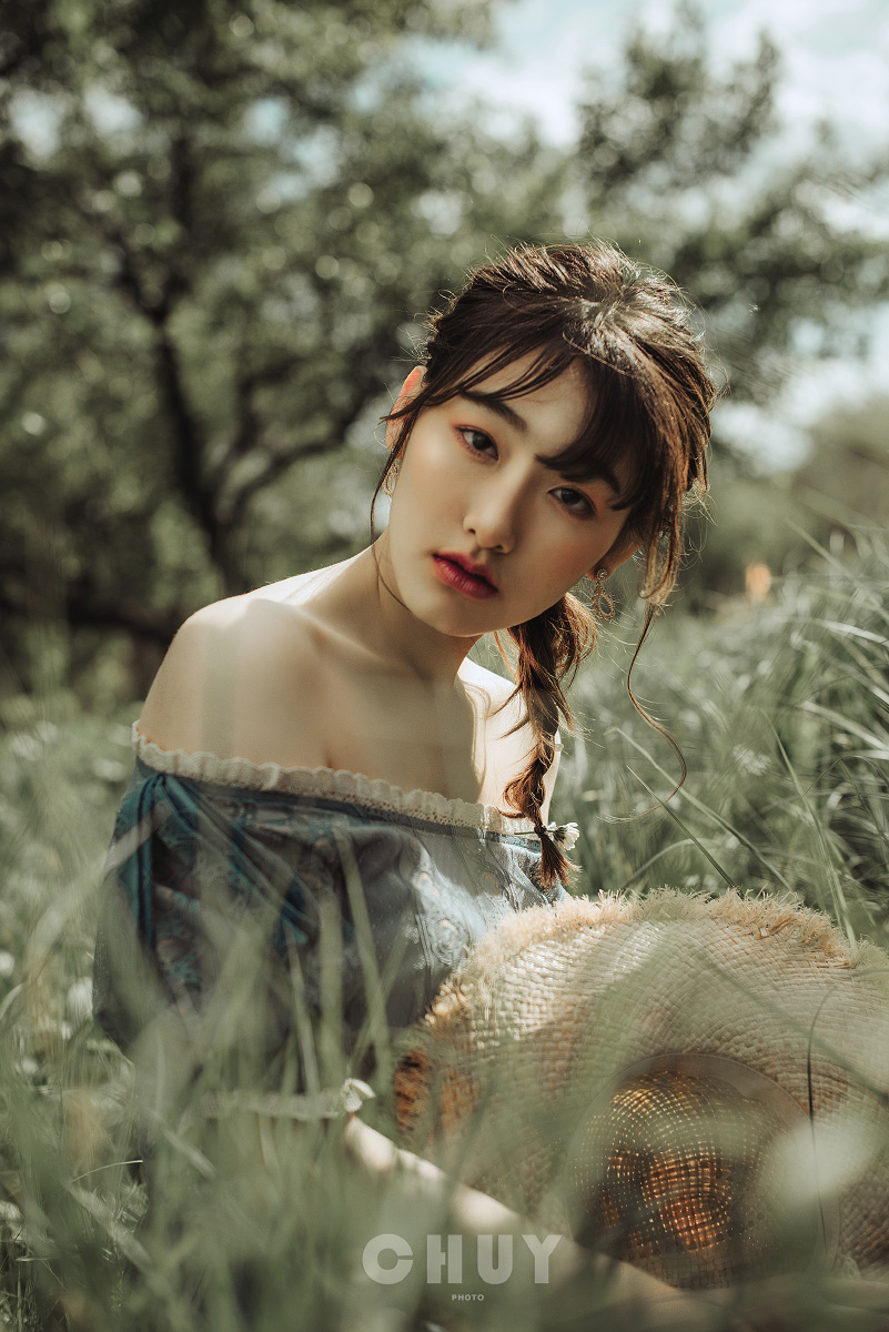 水边的蓝衣少女