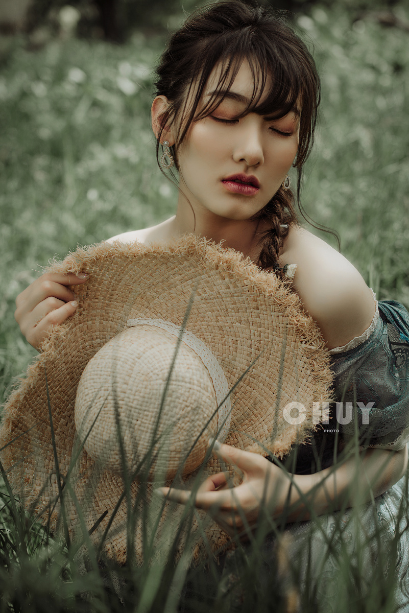 水边的蓝衣少女