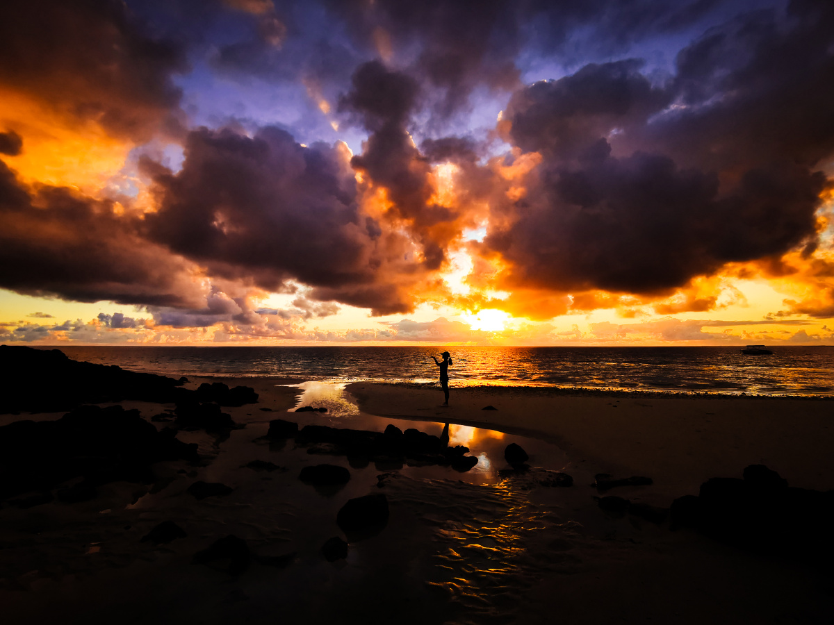 早安!在海边迎着朝霞许愿的女孩