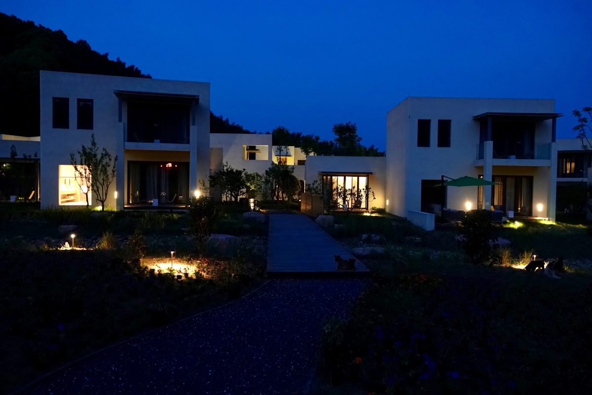 湖州长兴花间堂民宿的蓝光时刻的景色