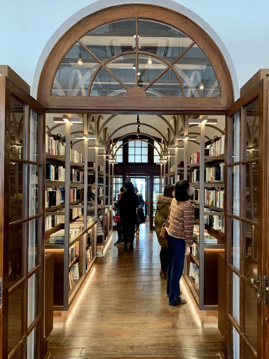 一个开在9615西班牙巴洛克风格建筑的美国乡村总会里的网红书店