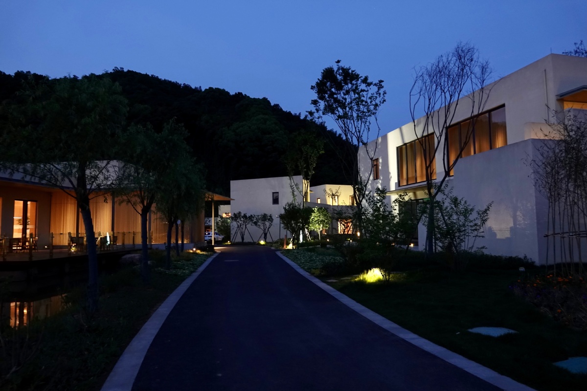 湖州长兴花间堂民宿的蓝光时刻的景色