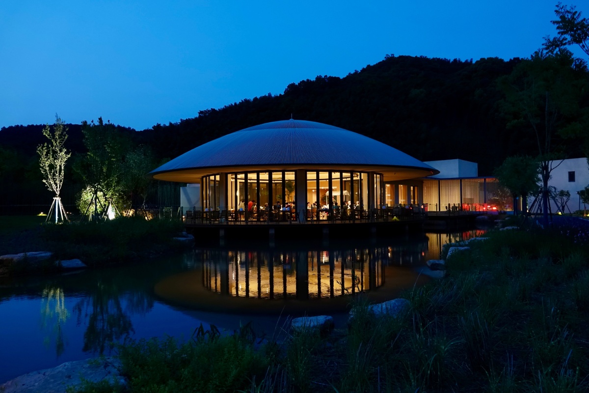 湖州长兴花间堂民宿的蓝光时刻的景色