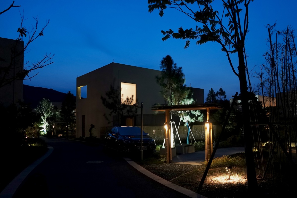 湖州长兴花间堂民宿的蓝光时刻的景色