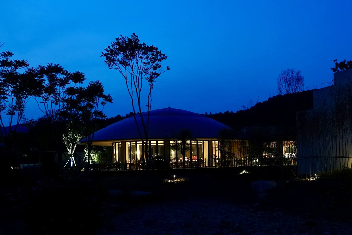 湖州长兴花间堂民宿的蓝光时刻的景色