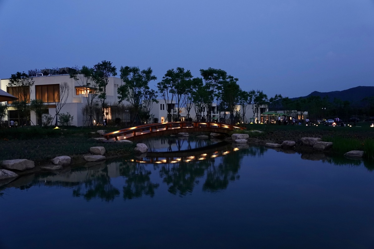 湖州长兴花间堂民宿的蓝光时刻的景色