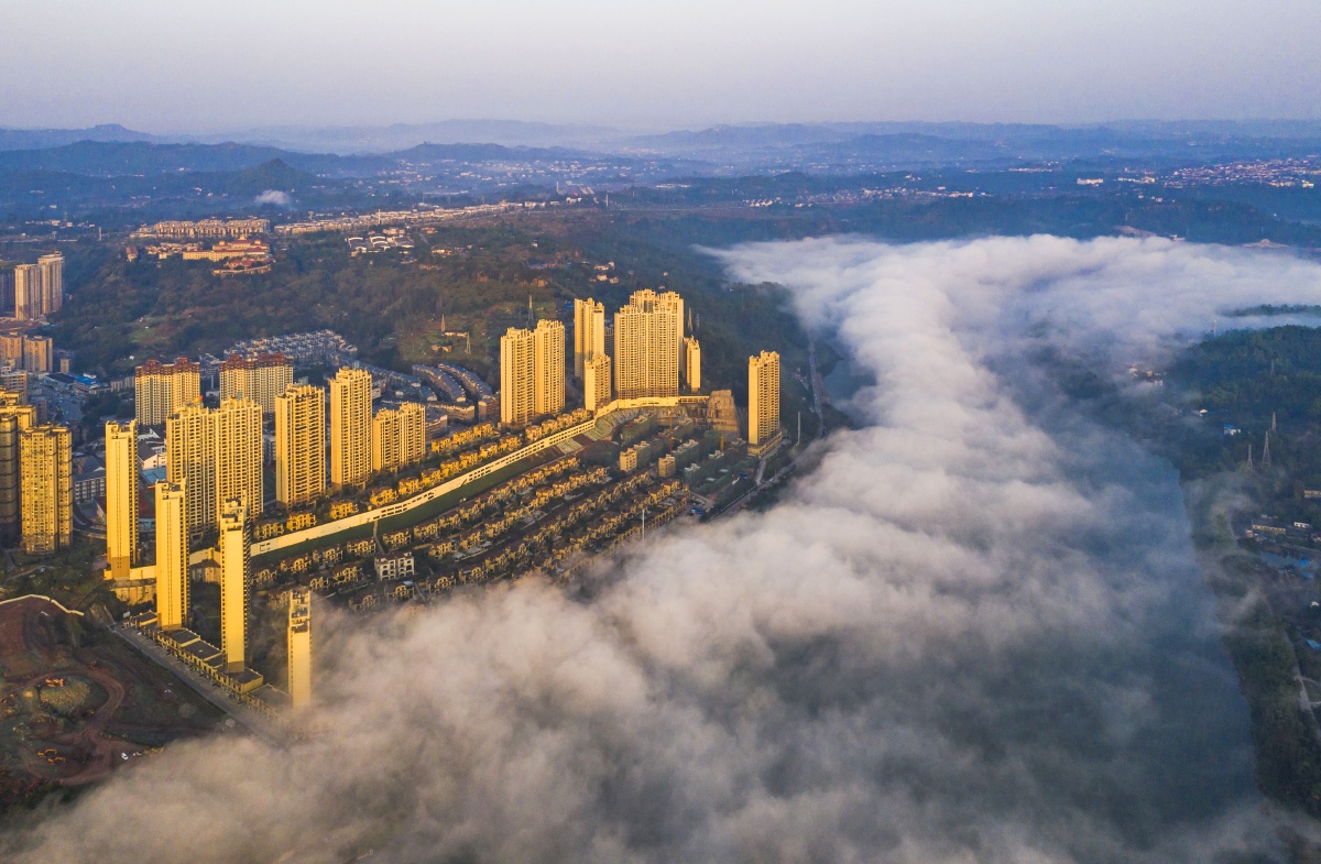 四川省广安市广安区,滨江之城在薄雾笼罩中若隐若现,美若仙境.