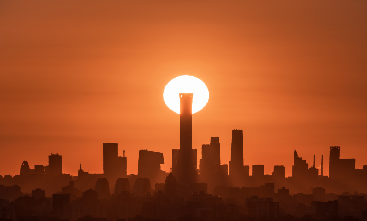 日出中国尊2021年10月27日北京秋高气爽清晨北京第一高楼中国尊在缓缓