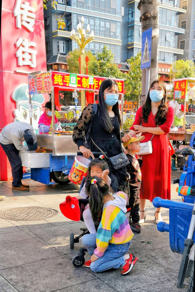 (姐妹相聚)过年了姐妹俩一起逛街谈心.