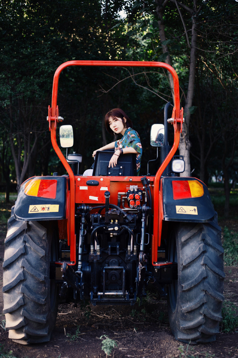 永远年轻向上热爱生活的拖拉机少女