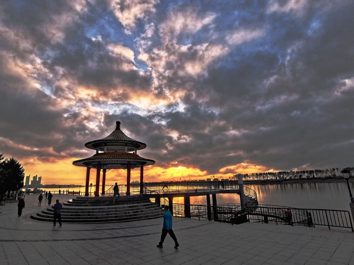 拨云见日9月12日拍自中朝边境鸭绿江公园