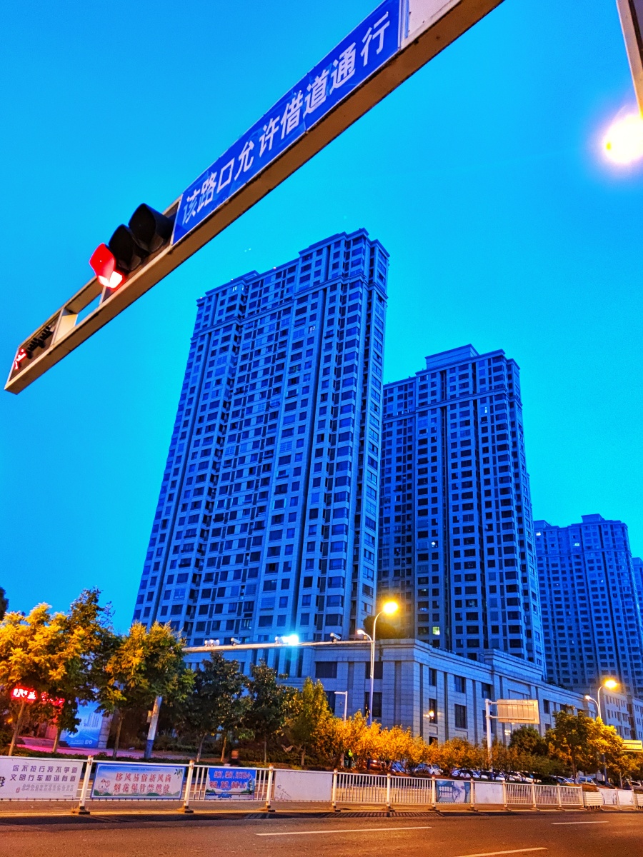 秋日晨曦幕溪河畔世家楼景