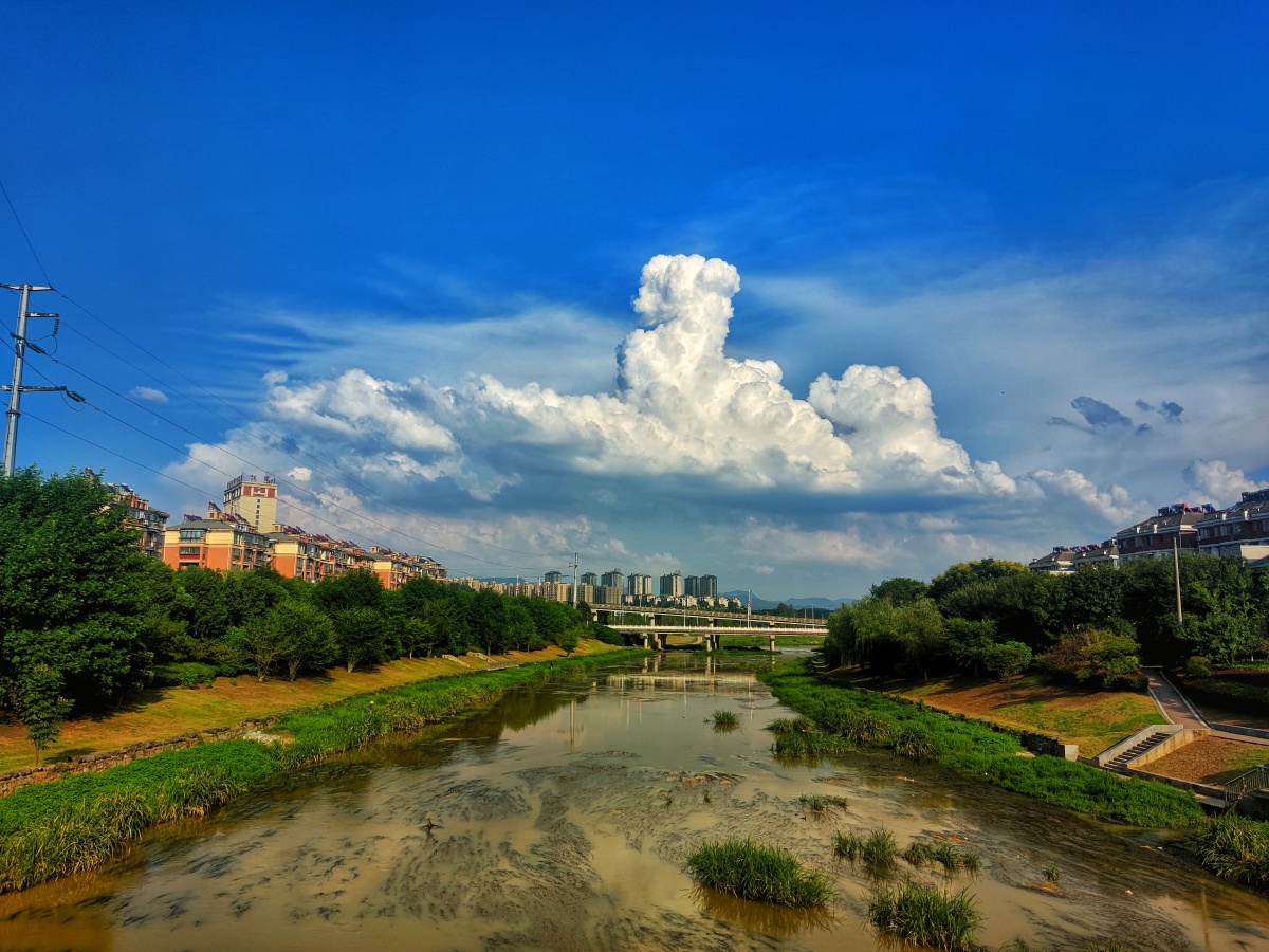 山城秋日云天景