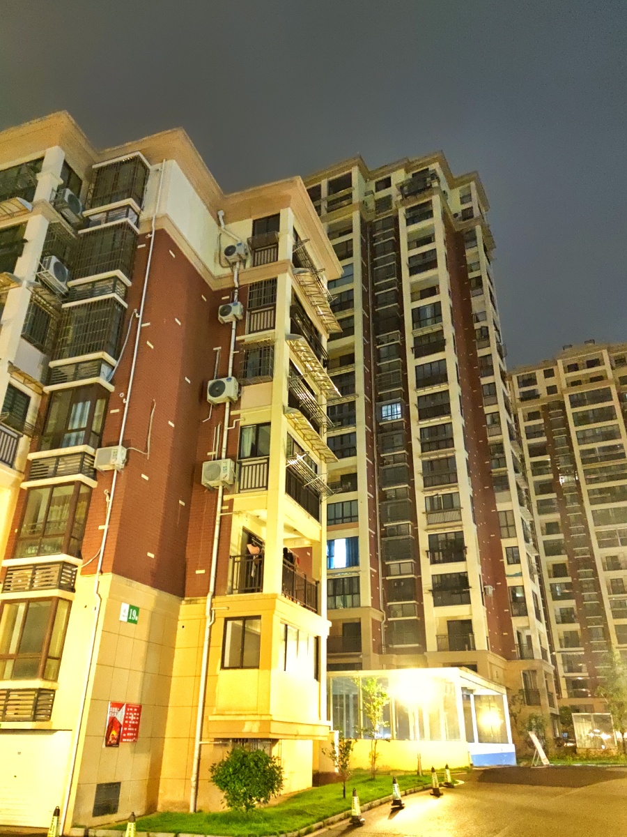 巍然屹立夏夜山城摄楼景