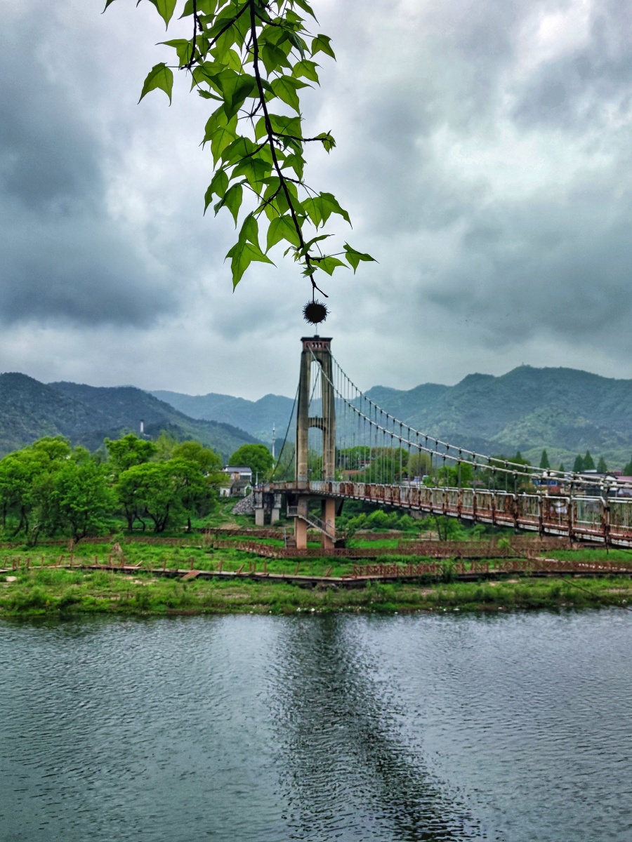 烟雨江滨双桥景