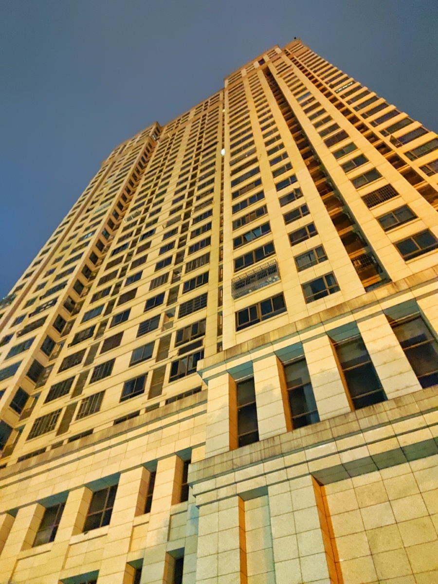 巍然屹立夏夜山城摄楼景