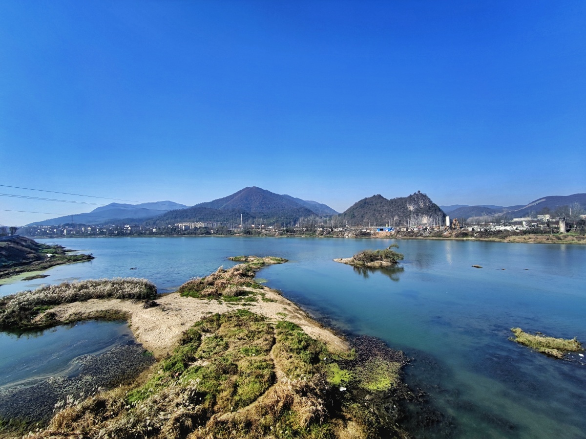 冬日江滨水天景