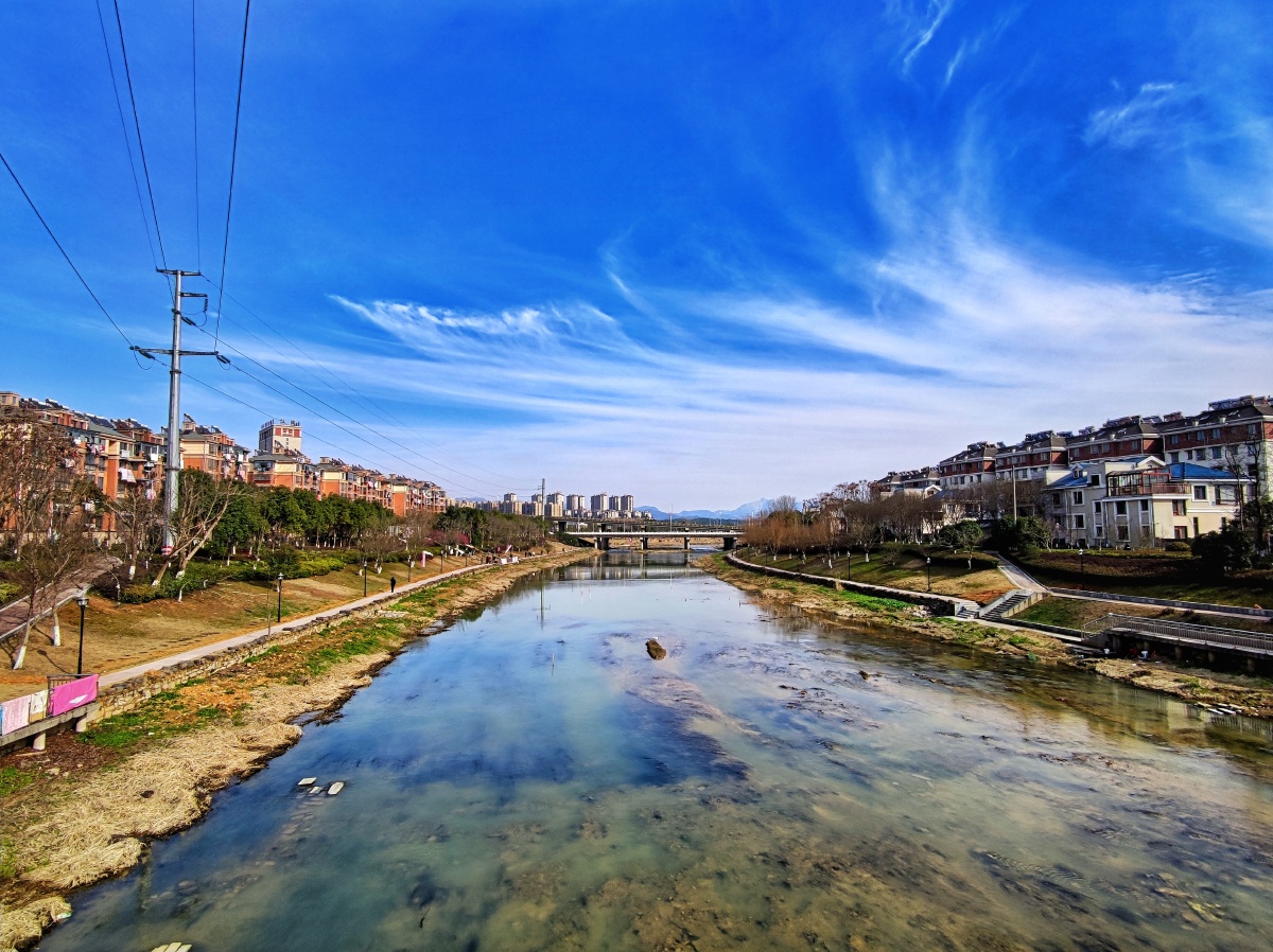 初春幕溪河蓝天碧水春日云景