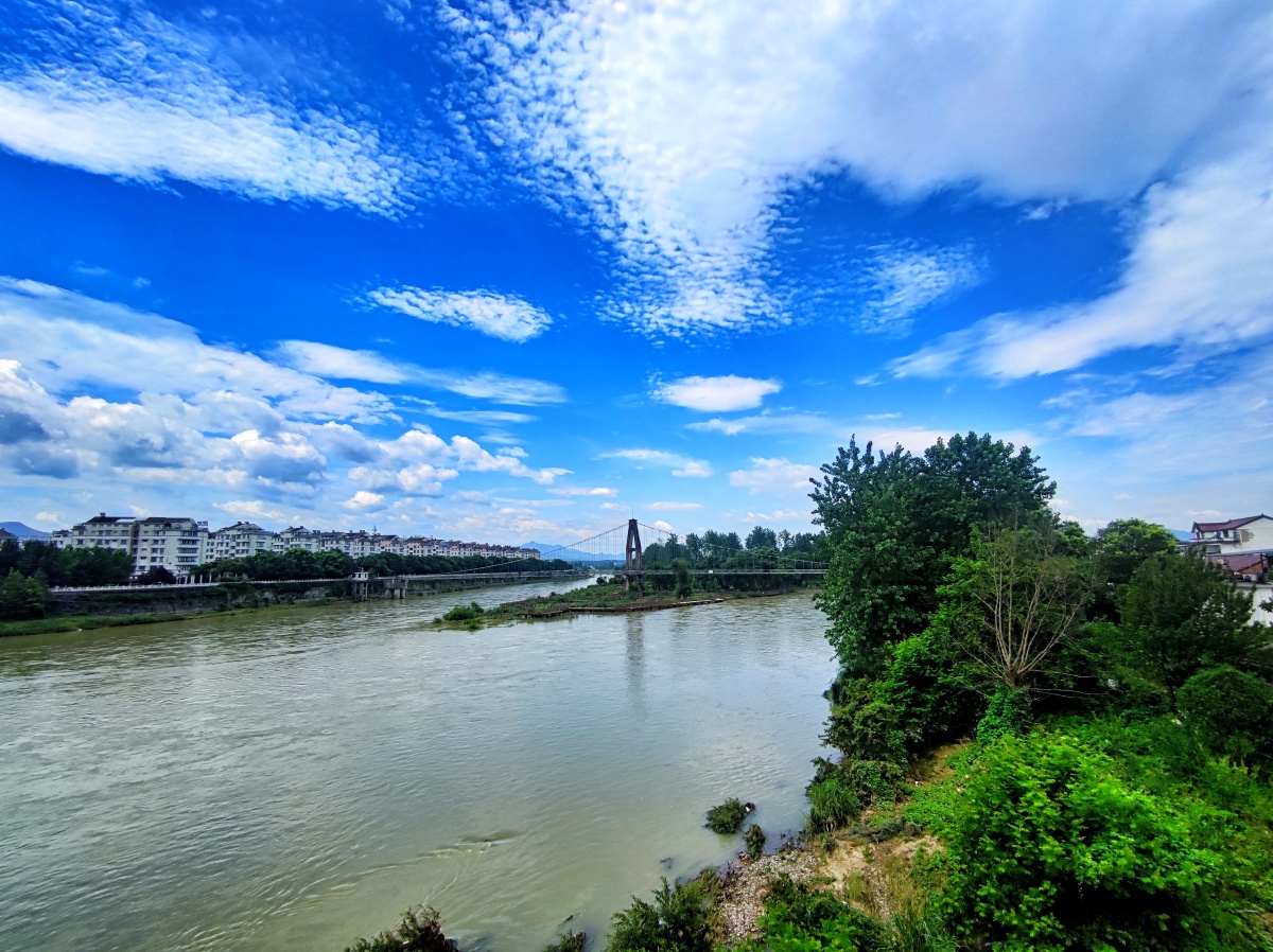 夏日江滨蓝天碧水云天景