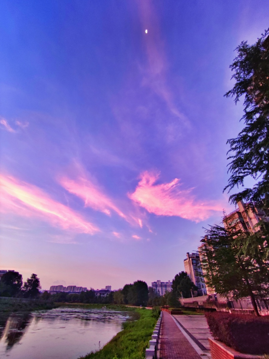 幕溪晨曦朝霞彩云映天景