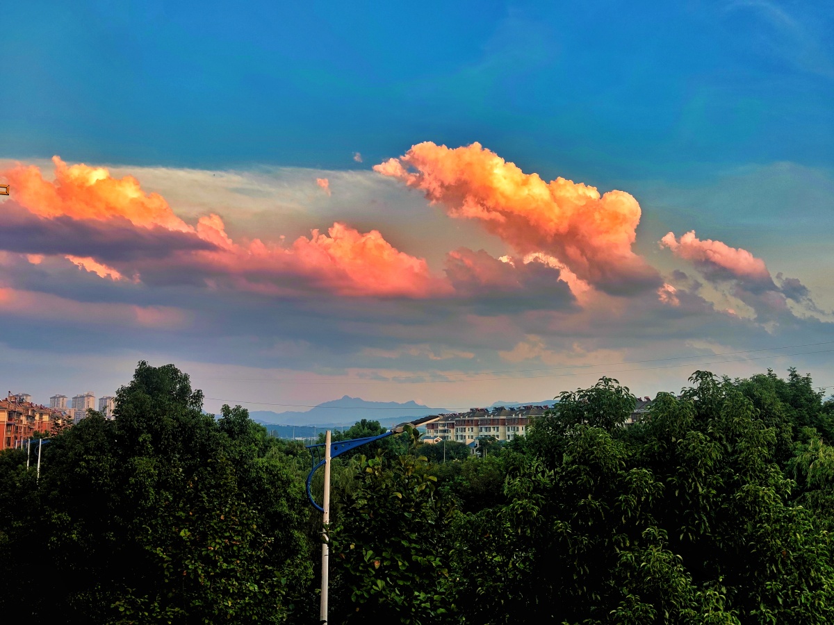 幕溪晨曦朝霞彩云映天景