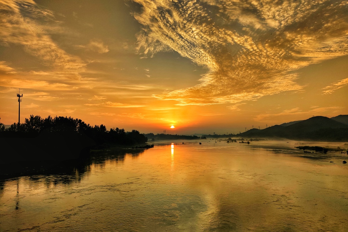 江滨日出朝霞彩云映天