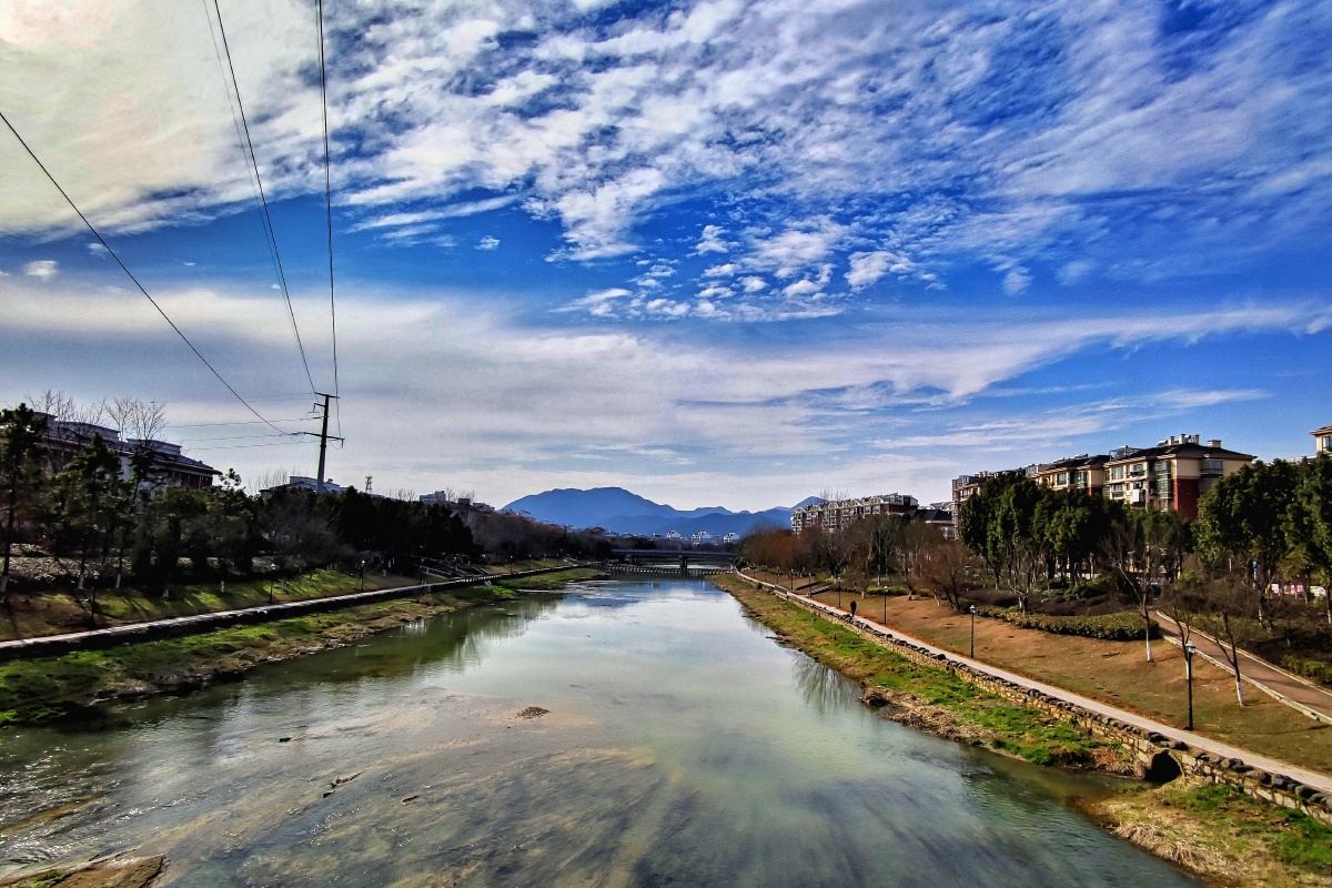 初春幕溪河蓝天碧水春日云景