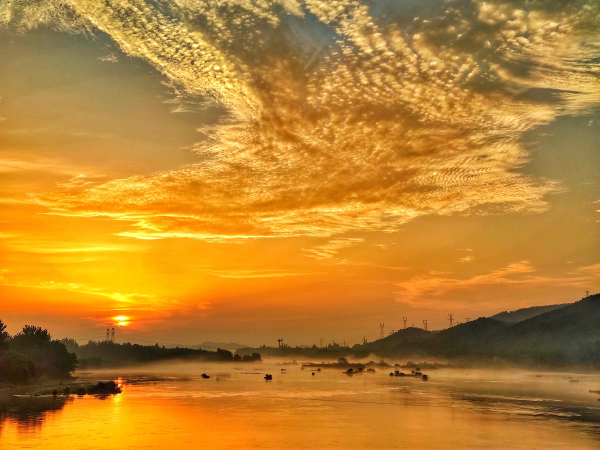 江滨日出朝霞彩云映天
