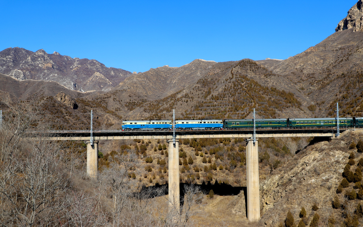 "二龙戏珠"——k1190次列车从古北口卧虎山长城下驶过 - df11-4181
