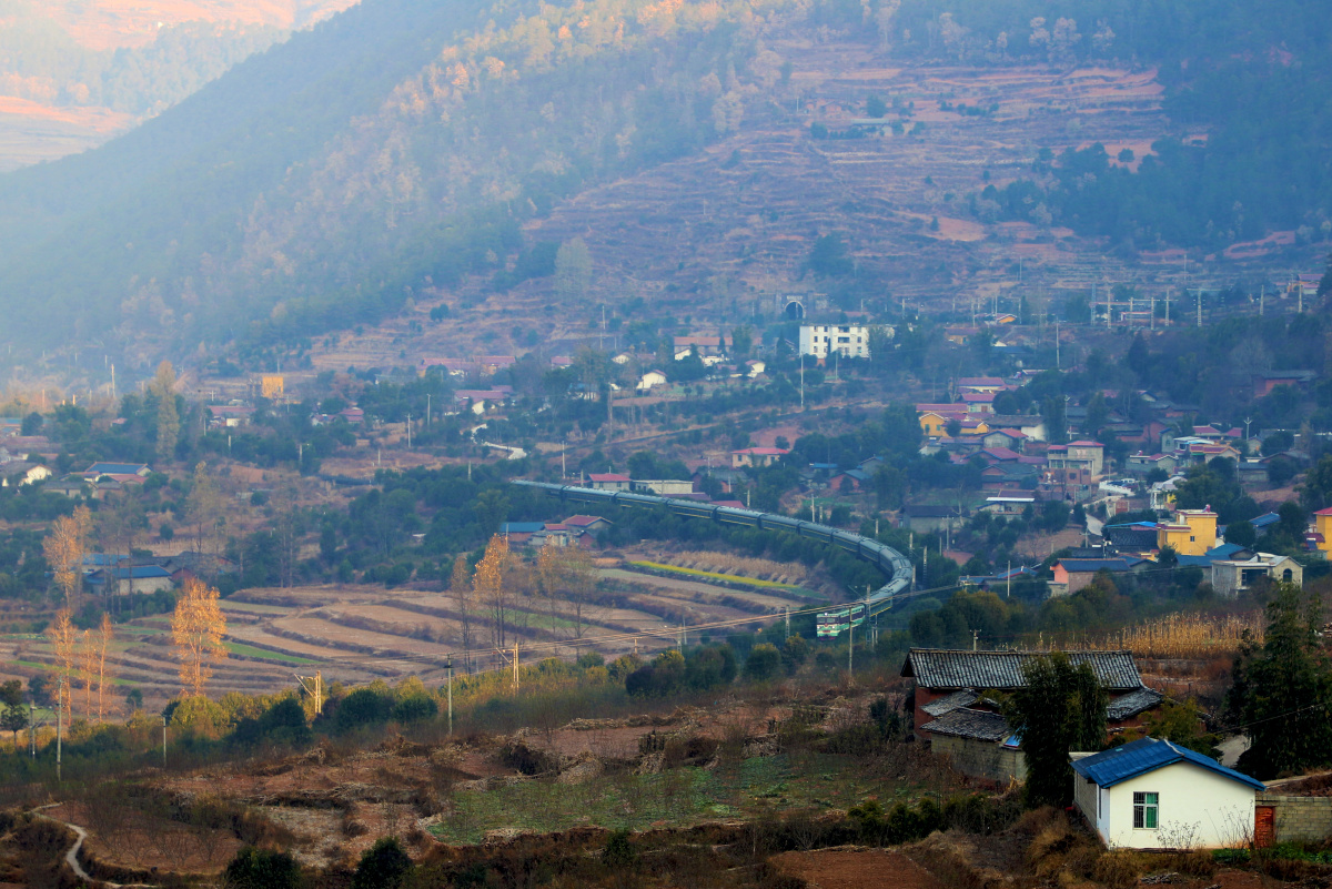 5633次列车通过铁口-新凉区间的两河口展线 - df11-4181 - 图虫