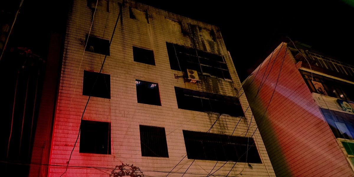 黑暗的废弃大楼