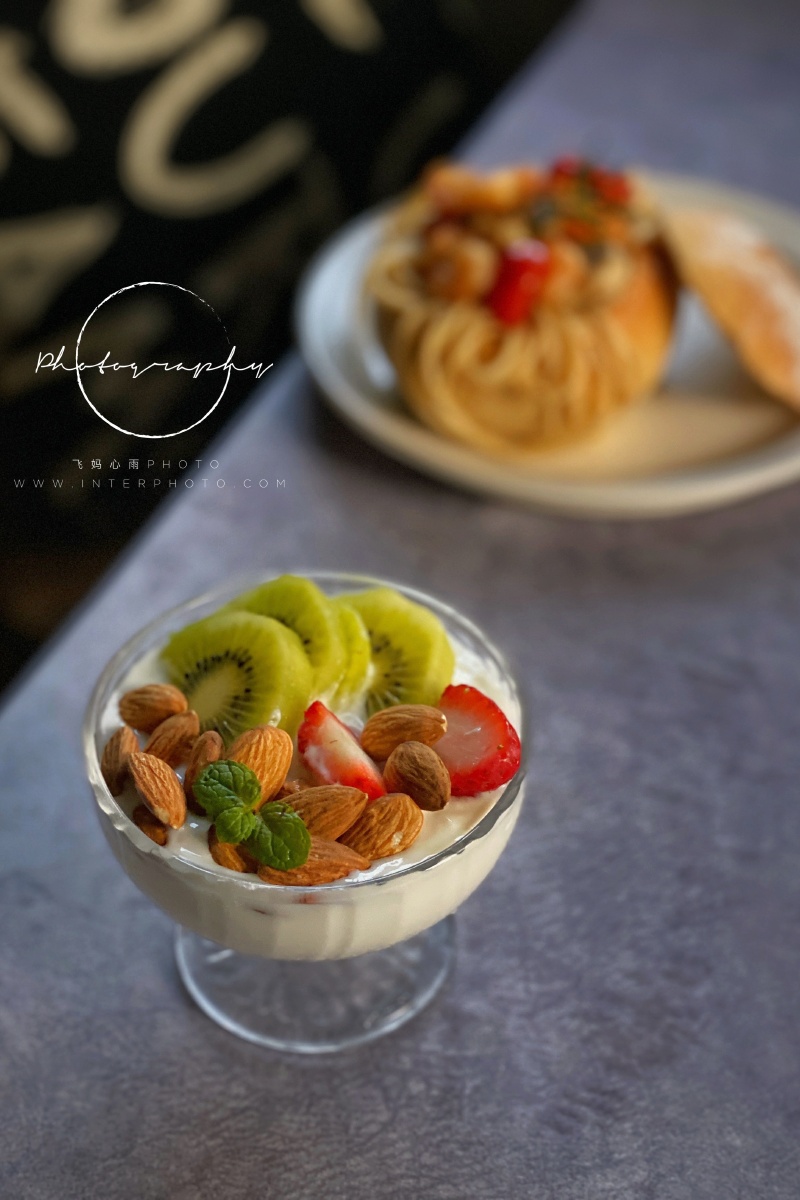 全麦乡村番茄虾仁面包碗,羊肚菌鸡汤,酸奶杏仁猕猴桃,鸡汤炖蛋周三,啦