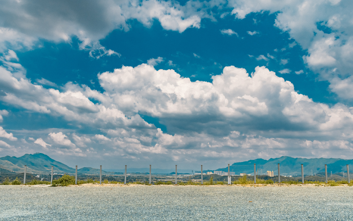 风光，色彩，纪实，抓拍，街拍，胶片，人文，旅行，关山肚，蓝眼泪，浮日蓝矿，户外，山野，平台，山顶，观景台，日光，明亮，明媚，阳光，天气，晴天，晴朗，多云，云彩，蓝天白云，山峰，山脉，护栏，碎石地面，环境，生态，景观，安静，宁静，休闲，治愈，清新，舒适，惬意，开阔，地平线，天际线