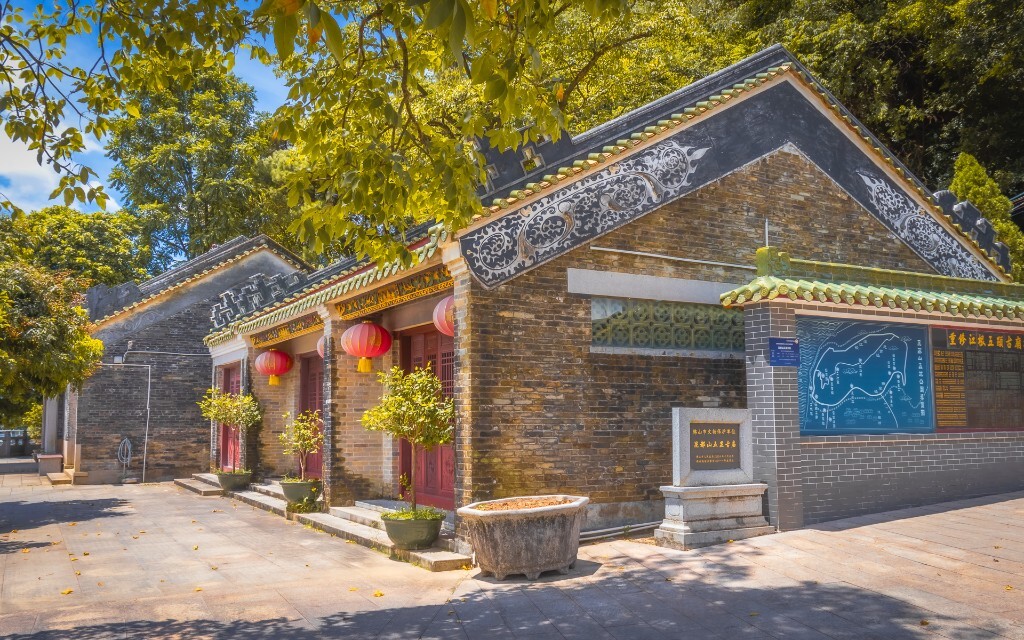 风光,色彩,纪实,抓拍,街拍,胶片,旅行,昆都山,户外,庙宇,寺庙,古庙,建筑,古建筑,五显古庙,房屋,房子,植物,树木,夏季,午后,光线,日光,强烈,晴天,蓝天白云,好天气,景观,生态,环境,安静,休闲,治愈,清新,明亮