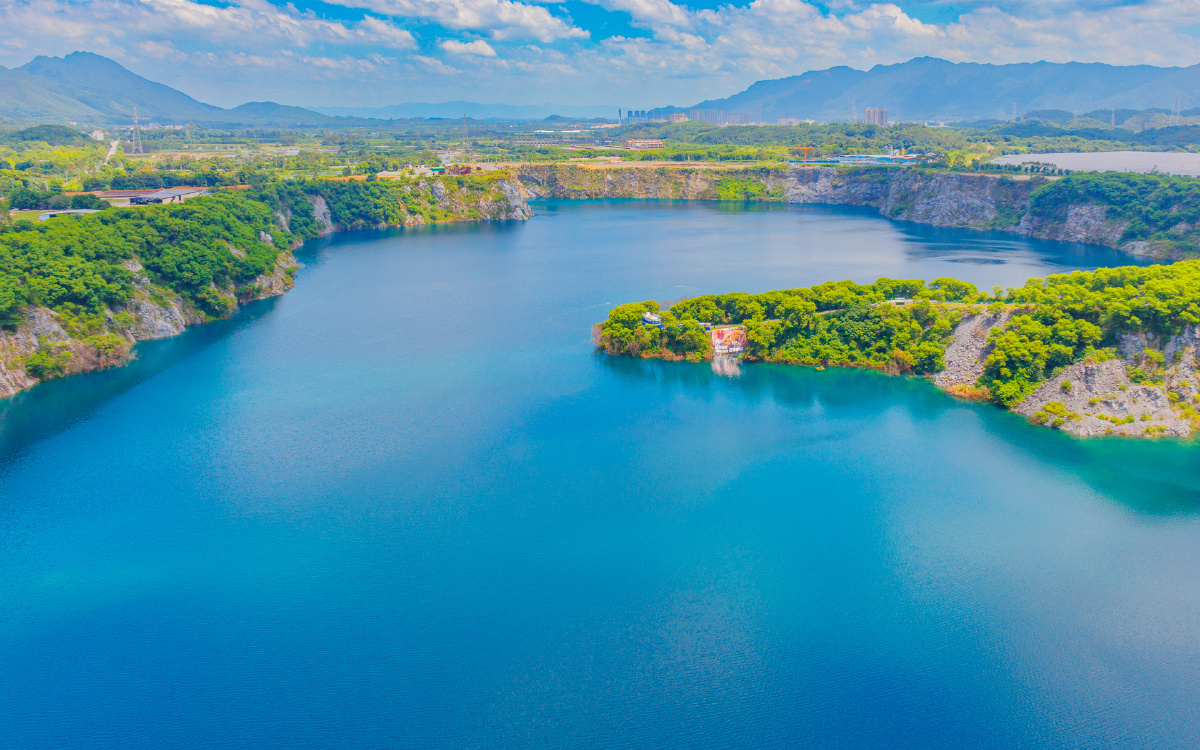 风光，色彩，纪实，抓拍，街拍，胶片，人文，旅行，关山肚，蓝眼泪，浮日蓝矿，户外，湖泊，郊野，乡村，山脉，矿坑，日光，天气，多云，天空，蓝天白云，阴天，地平线，天际线，景观，生态，环境，自然，安静，休闲，治愈，清新，舒适，平静，澄澈