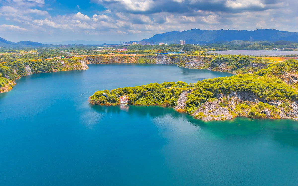 风光，色彩，纪实，抓拍，街拍，胶片，人文，旅行，关山肚，蓝眼泪，浮日蓝矿，户外，湖泊，郊野，乡村，山脉，矿坑，日光，天气，多云，天空，蓝天白云，阴天，地平线，天际线，景观，生态，环境，自然，安静，休闲，治愈，清新，舒适，平静，澄澈