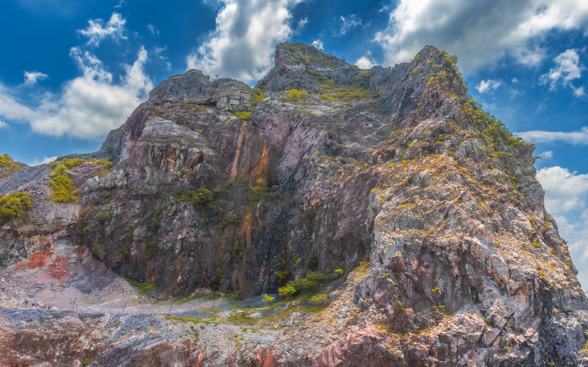 风光，色彩，纪实，抓拍，街拍，胶片，人文，旅行，关山肚，蓝眼泪，浮日蓝矿，户外，山野，矿山，采石场，山峰，山体，日光，晴天，晴朗，天气，天空，多云，云彩，蓝天白云，景观，生态，环境，自然，安静，休闲，治愈，清新，舒适，明亮，石头，岩石，采矿，粗犷，季节，夏天，天际线，地质，纹理，工业遗址