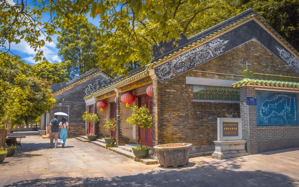 风光,色彩,纪实,抓拍,街拍,胶片,旅行,昆都山,户外,庙宇,寺庙,古庙,建筑,古建筑,五显古庙,房屋,房子,植物,树木,夏季,午后,光线,日光,强烈,晴天,蓝天白云,好天气,景观,生态,环境,安静,休闲,治愈,清新,明亮
