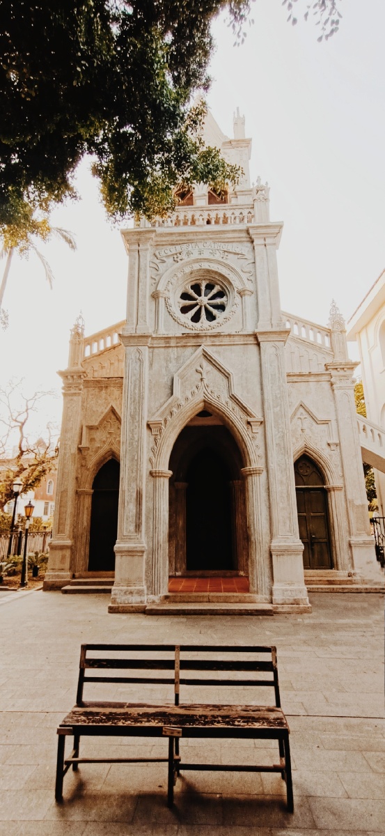 无人角落圣洁教堂远望牧师述写世俗烟火苦难于执着乱世下承载正义落笔