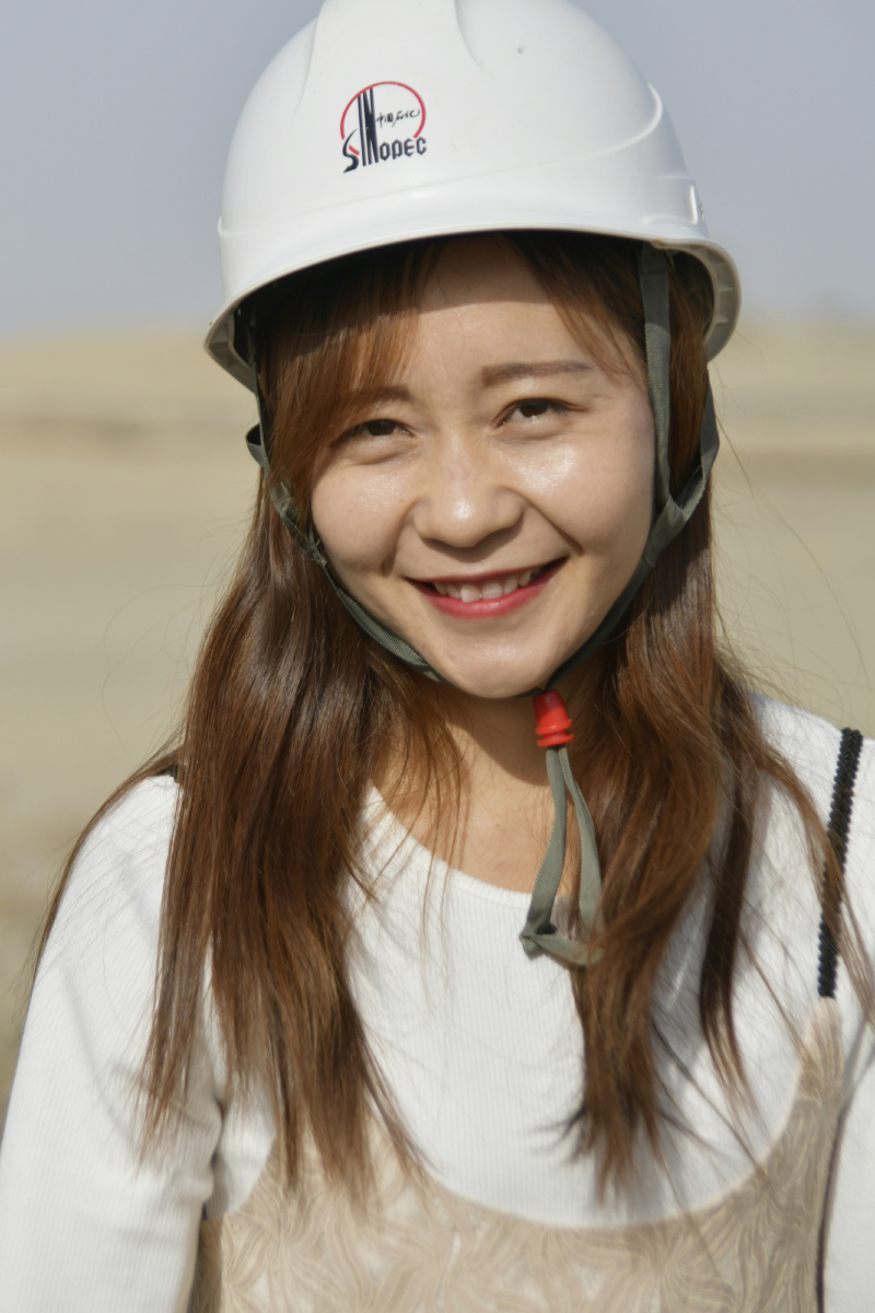 采油女工大漠写真