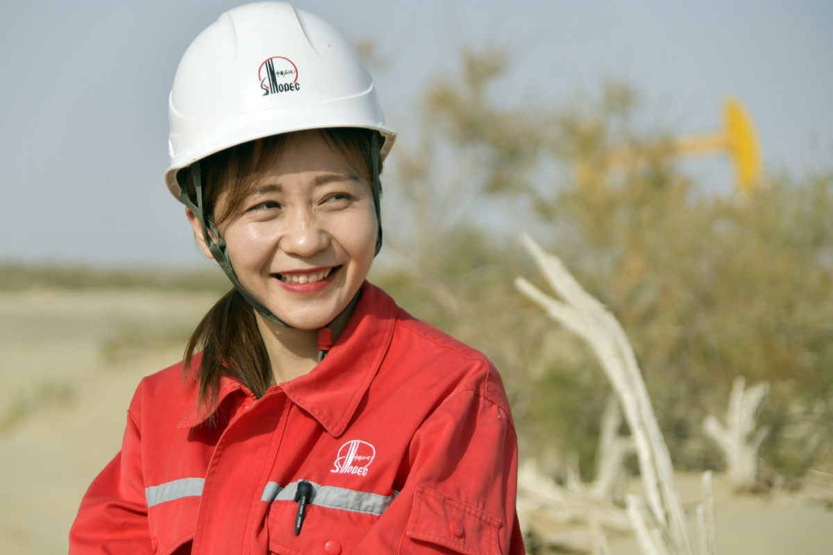 采油女工大漠写真