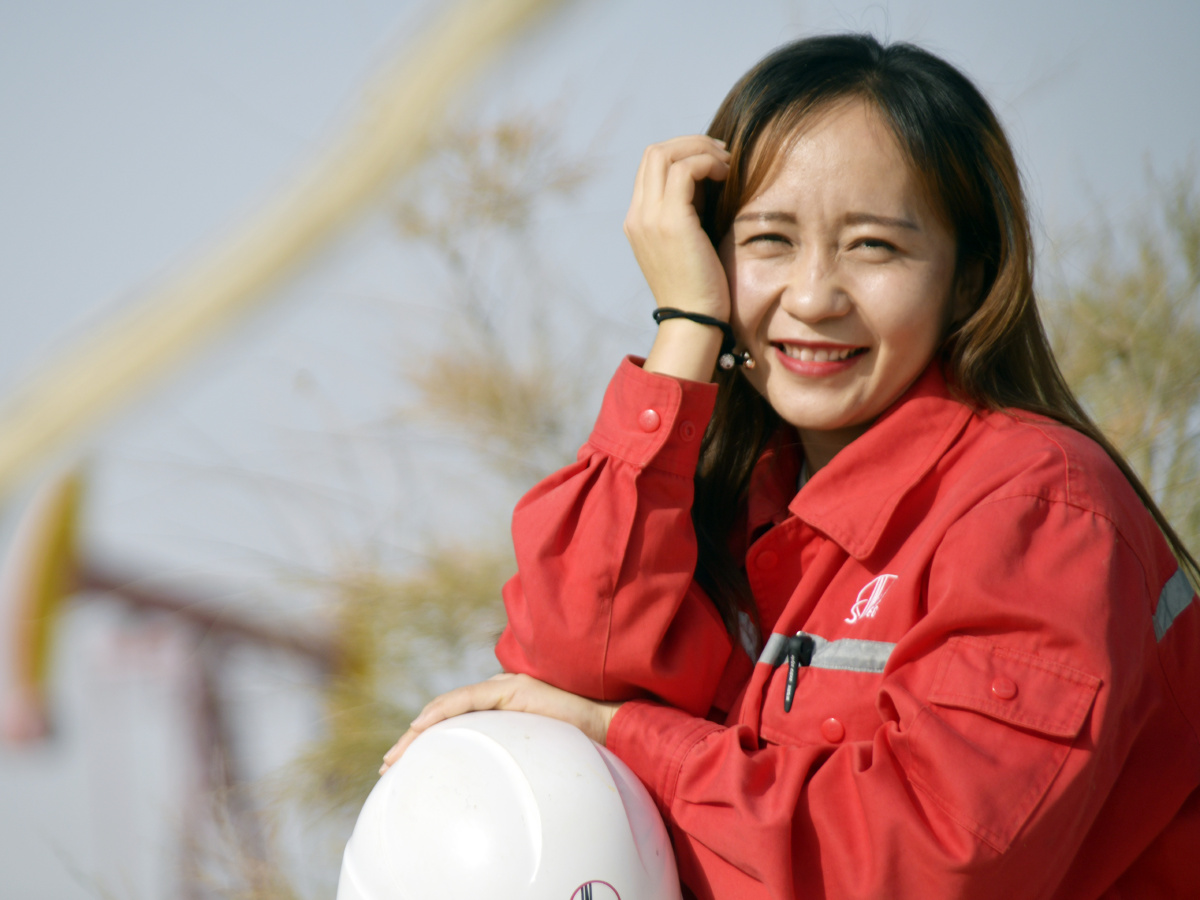 采油女工大漠写真