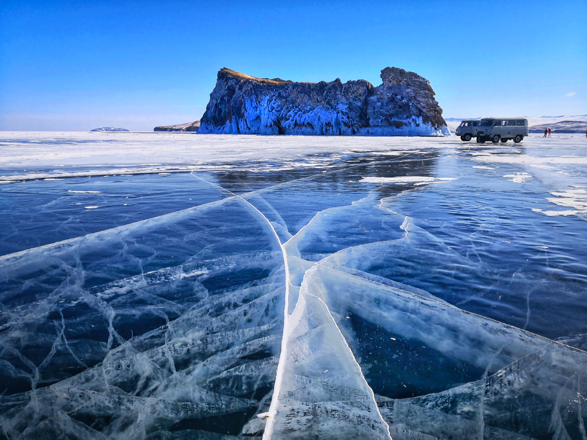 贝加尔湖的冬季令人震撼的冰封湖面天然裂缝