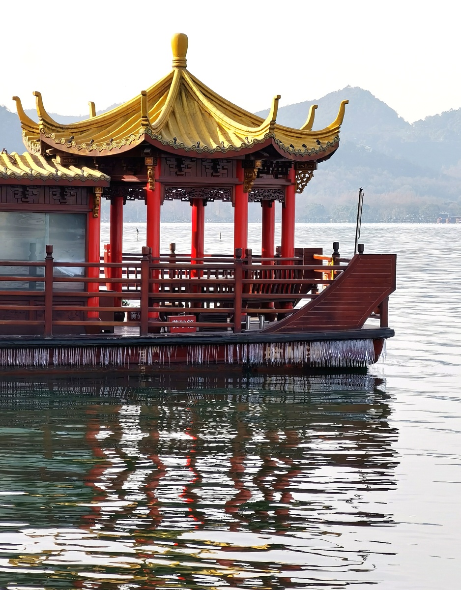 船体挂满冰柱的西湖游船