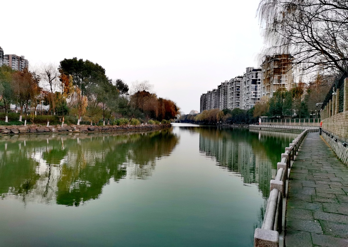 漂亮的游步道拍摄于杭州余杭塘河