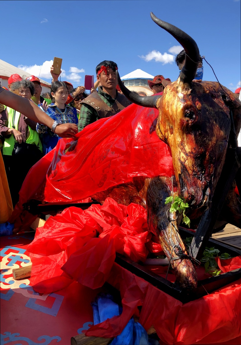 悲壮的烤全牛一一摄于呼仑贝尔