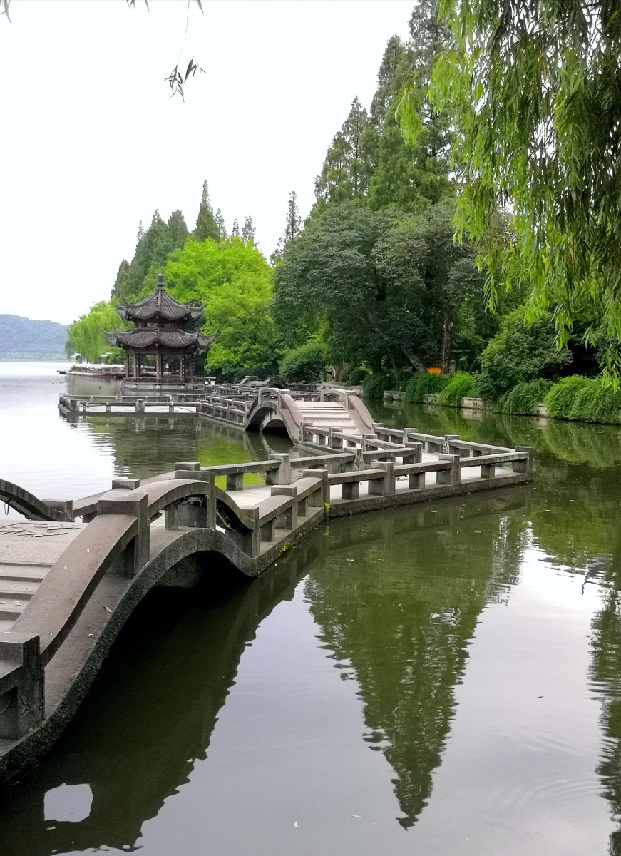 杭州著名景点一一长桥公园传说梁山伯与祝英台在此相会