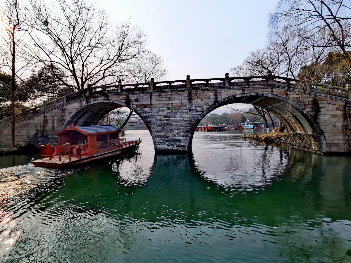船过桥洞拍摄于杭州茅家埠