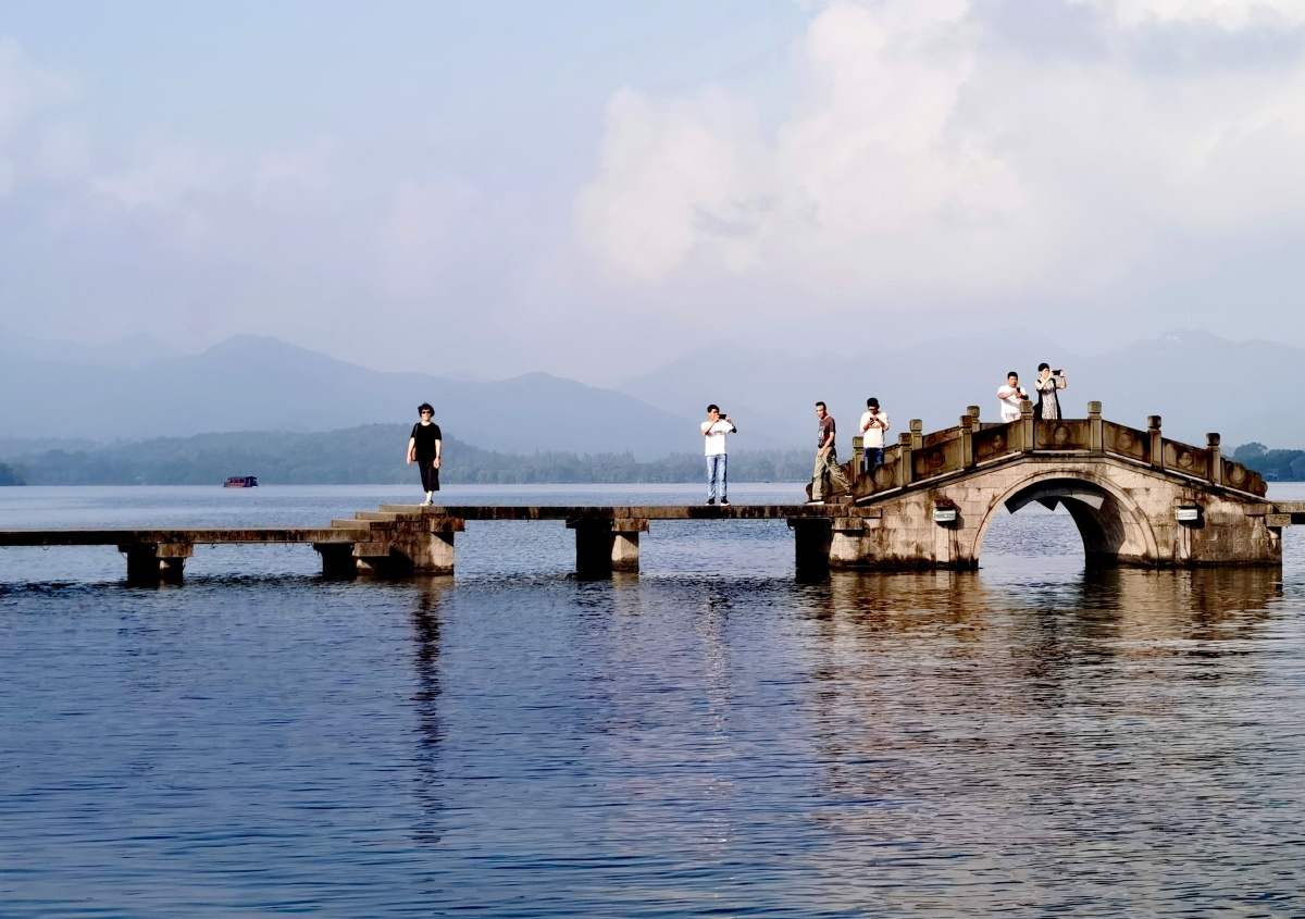 湖中石桥一一杭州涌金门风光