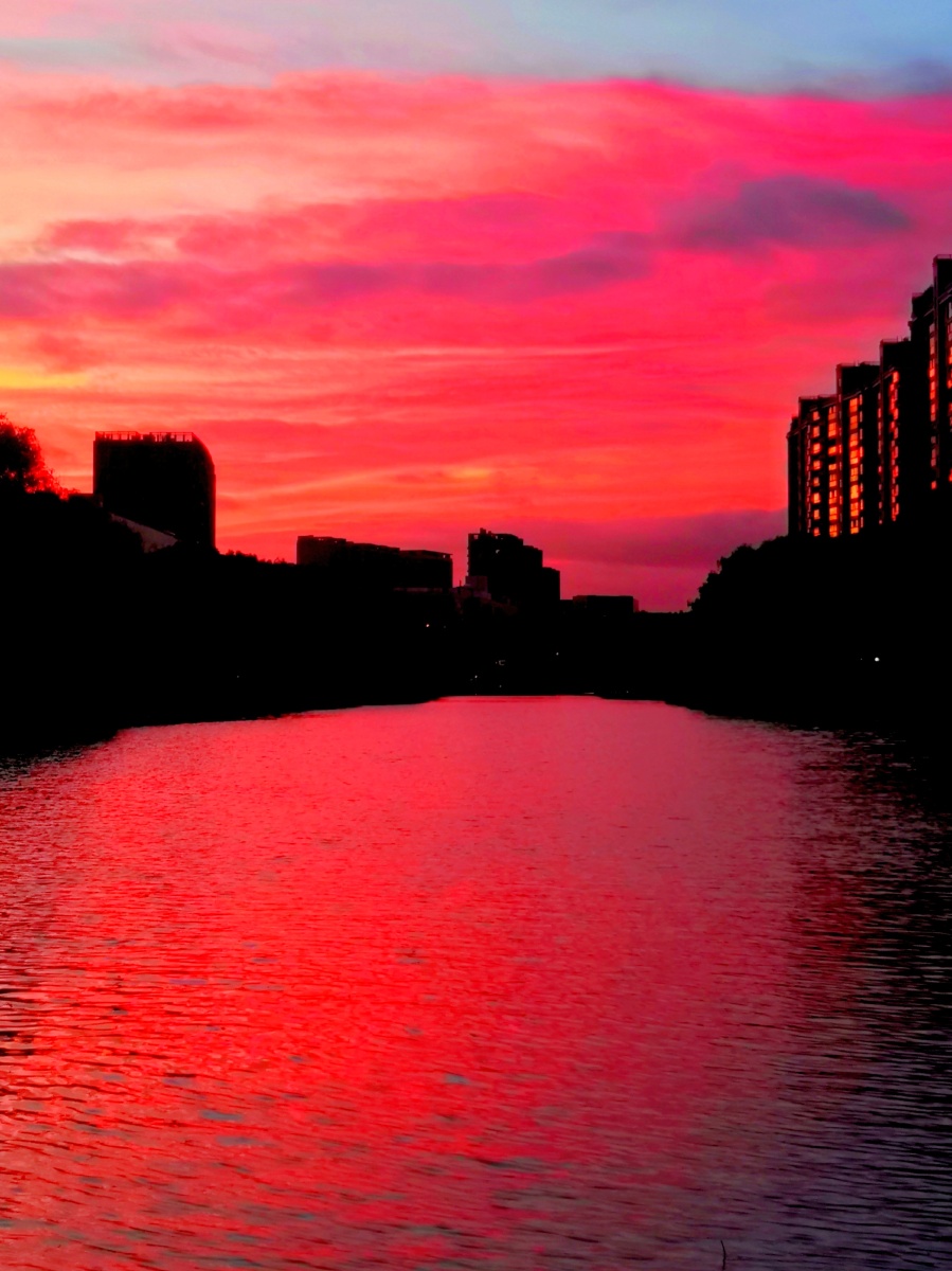 水映红霞一一摄于杭州余杭塘河